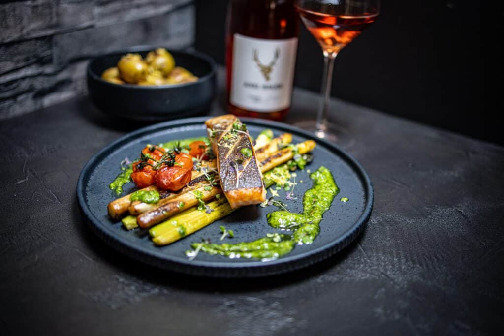 Belle assiette gastronomique asperge et vin